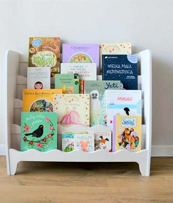 Vit golvbokhylla till barnrummet