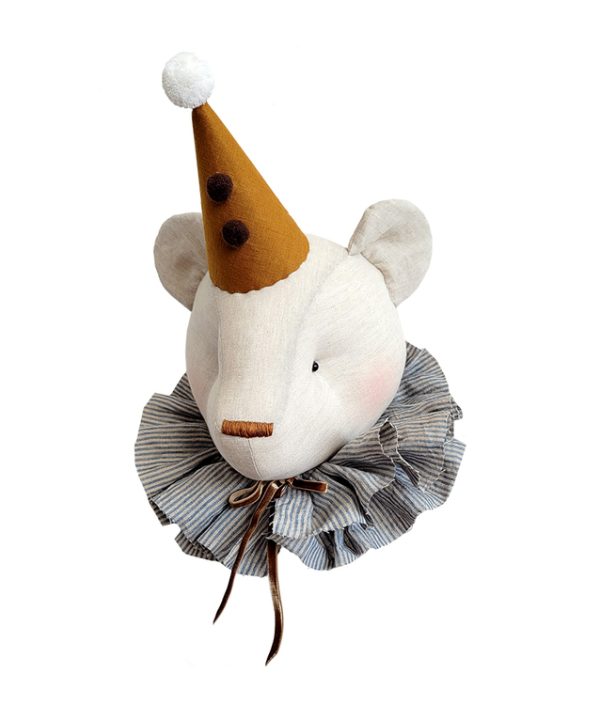 Väggdekoration beige björn med mustard hatt, djurhuvud i linne