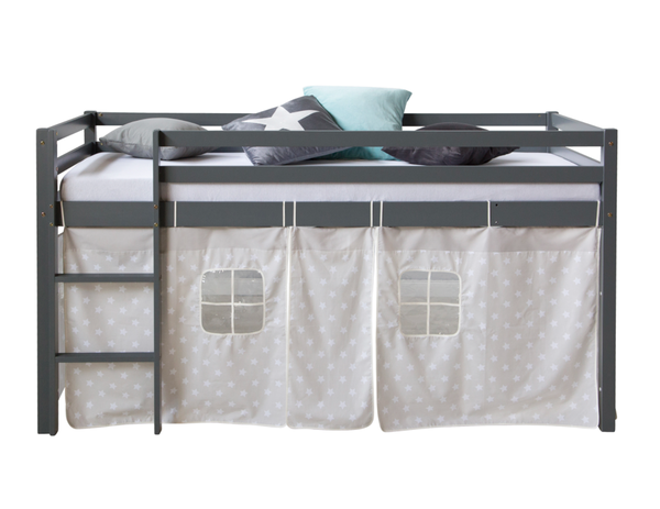 Grå loftsäng till barnrummet med sänggardin