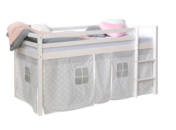 Vit loftsäng till barnrummet med sänggardin