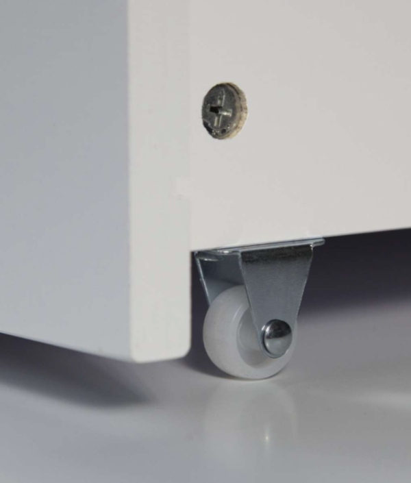 Vit sänglåda på hjul