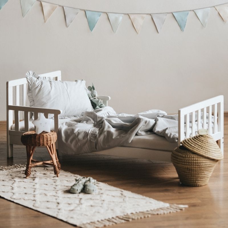 Babylove, Vit juniorsäng med sidoskydd- Sky