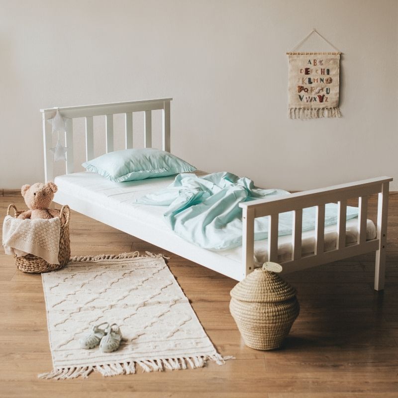 Vit enkelsäng i trä 90x200