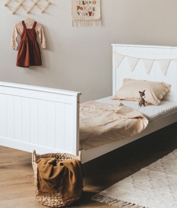 Vit enkelsäng med gavel - 90x200