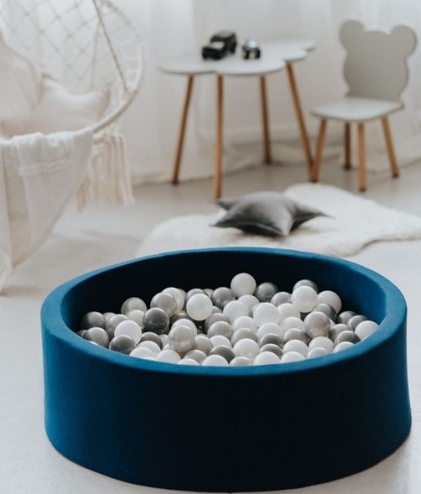 Mörkblå bollhav BASIC, 90x30 med bollar (vit, pearl, grå, silver)