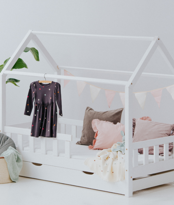 Vit hussäng junior 80x160 med en förvaringslåda