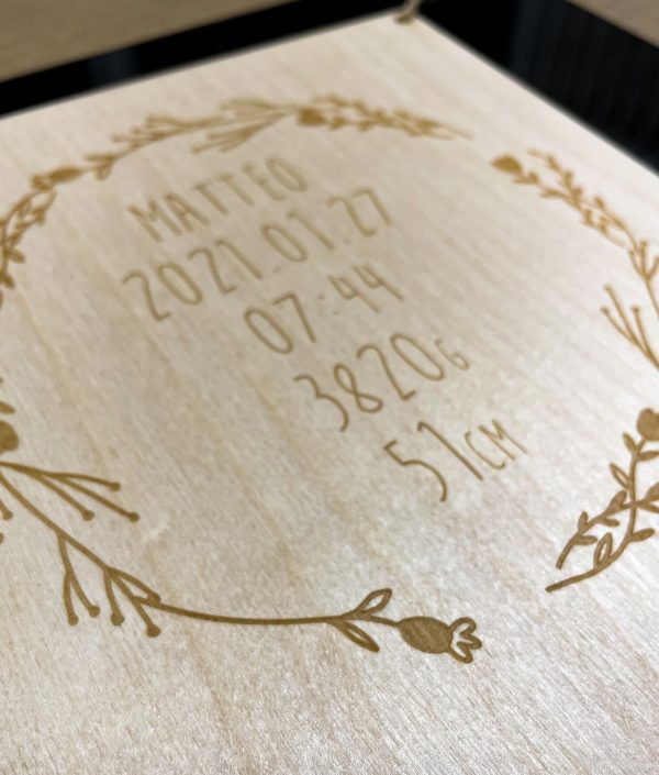 Födelsevimpel i trä