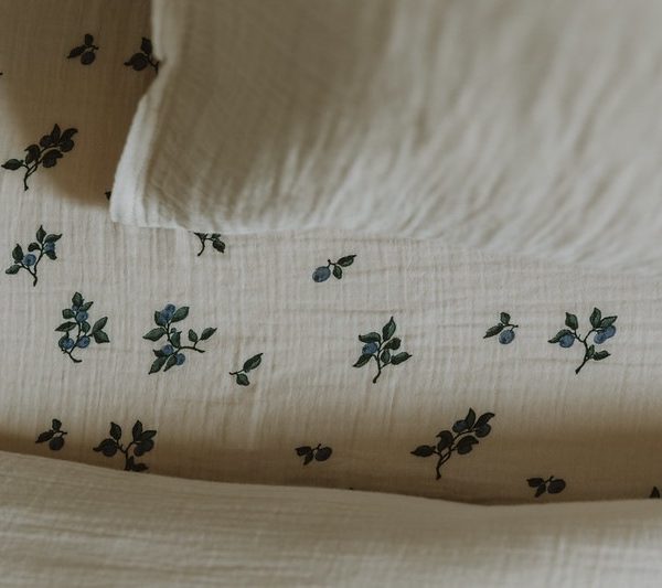 Garbo & Friends, dra-på-lakan i muslin junior, Blueberry