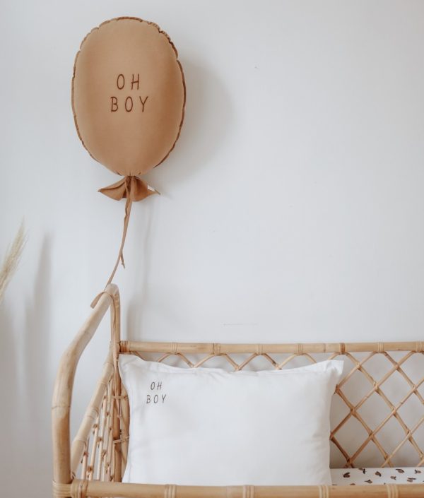 Väggdekoration och kudde, Oh boy-karamell