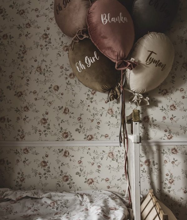 Väggdekoration och kudde i sammet, Oh girl-silvergrå