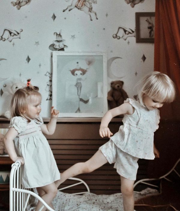 Dekornik, tapet French Toys in the Light Sky