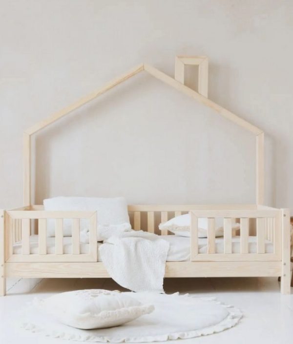 Barnsäng Astrid med tak och skorsten