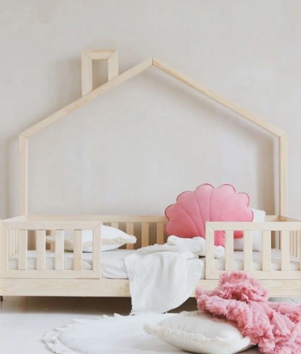 Barnsäng Astrid med tak och skorsten