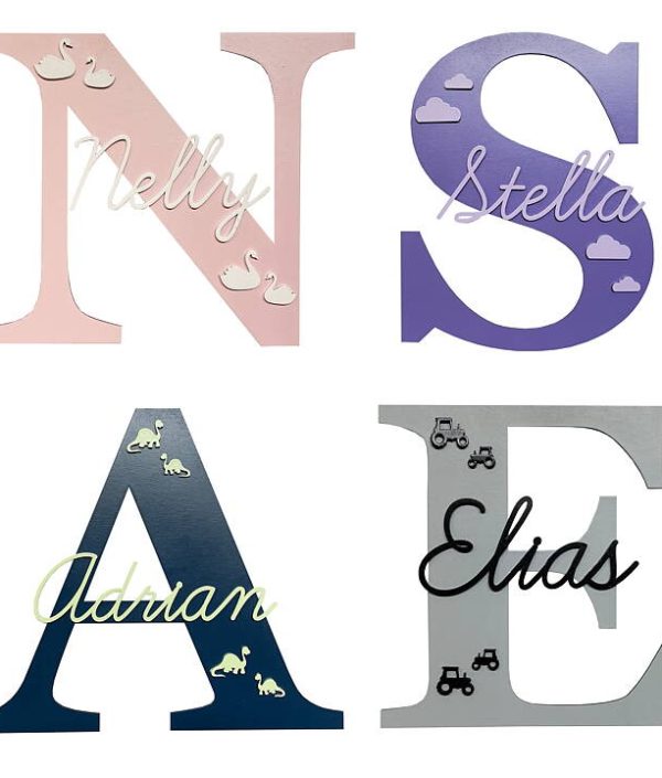 Personlig väggbokstav med figurer - väggdekoration
