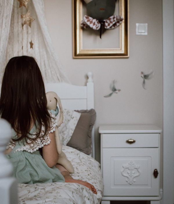 Väggdekoration grafitgrå björn med guldfärgad krona, djurhuvud i linne