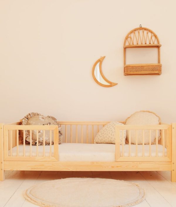 Barnsäng Adele med stödbräda (olika storlekar)