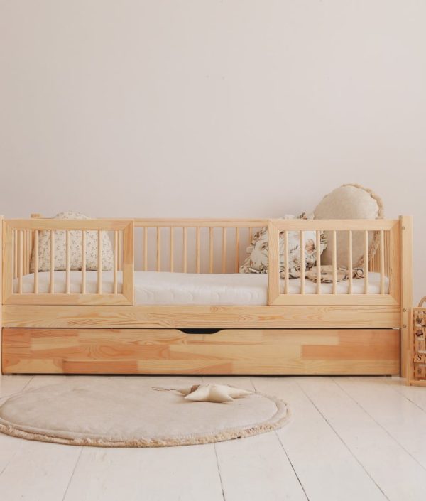 Barnsäng Adele med stödbräda och förvaringslåda