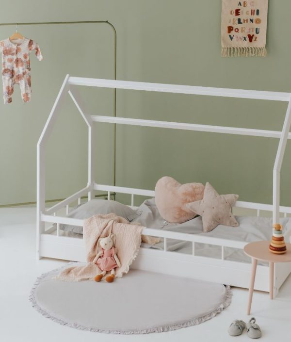 Vit hussäng med skydd till barnrummet