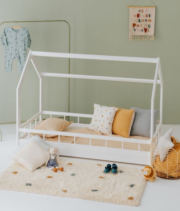 Vit hussäng med skydd till barnrummet