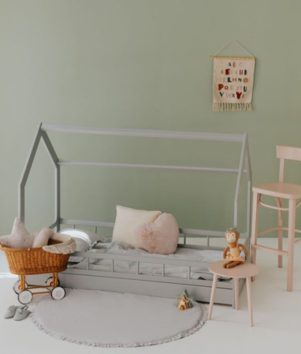 Grå hussäng med skydd till barnrummet