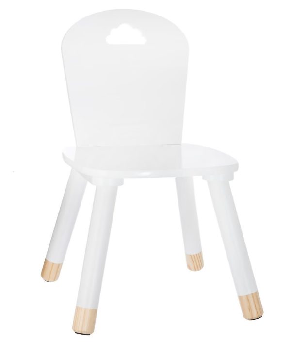 Vit trästol till barnrummet