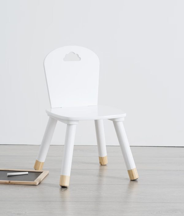 Vit trästol till barnrummet