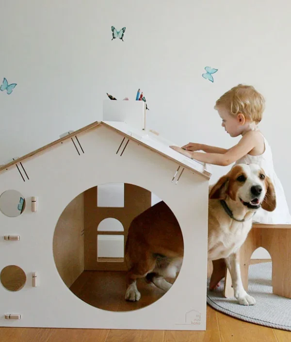 Lekhus med skrivbord och pall