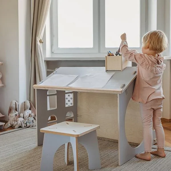 Lekhus med skrivbord och pall