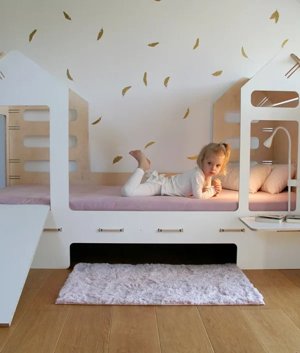 Hussäng med sängbord och rutschkana, More than a bed