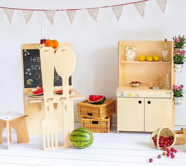 Minikök med leksakskök och köksö