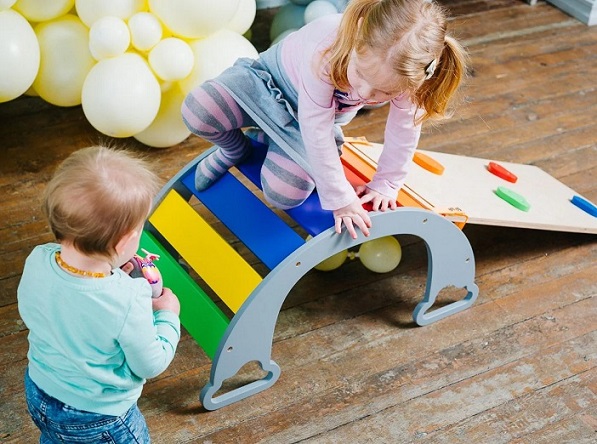 Klättergunga till barnrummet, grå regnbåge - Bild 2