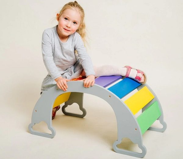 Klättergunga till barnrummet, grå regnbåge