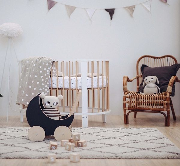 Dockvagn svart i trä, Ooh Noo