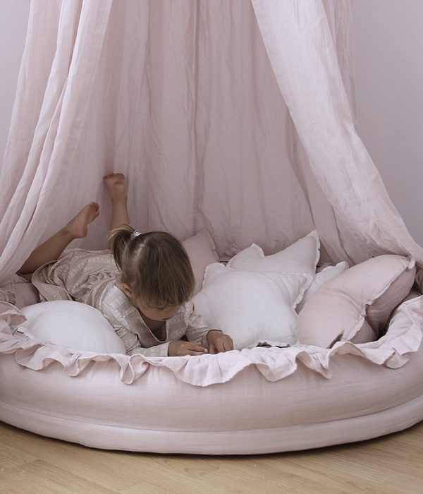 Puderrosa sänghimmel i bomull till barnrummet, Cotton & Sweets