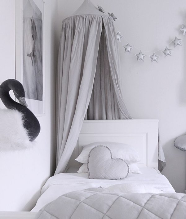 Grå sänghimmel av linne till barnrummet med ljusslinga, Cotton&Sweets