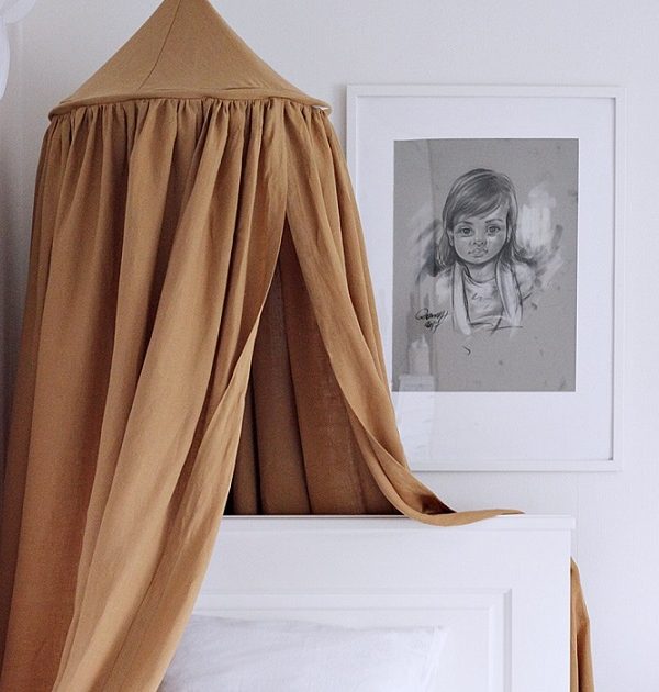 Mustard sänghimmel av linne till barnrummet med ljusslinga, Cotton & Sweets