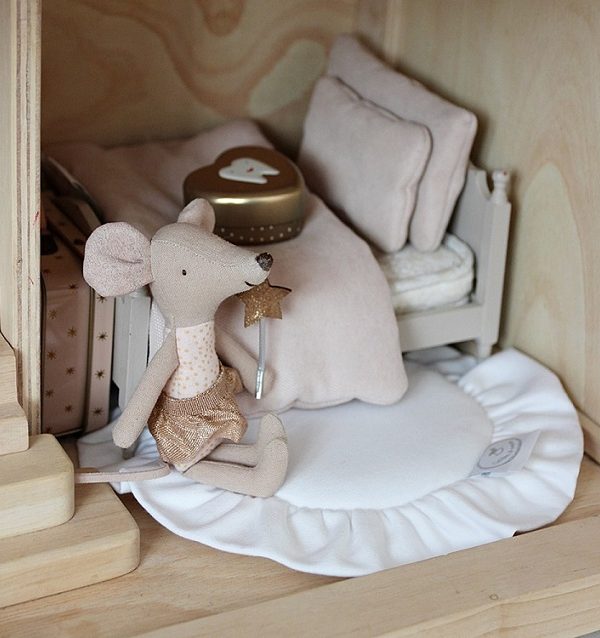 Vit rund matta med volang till dockhuset, Cotton&Sweets