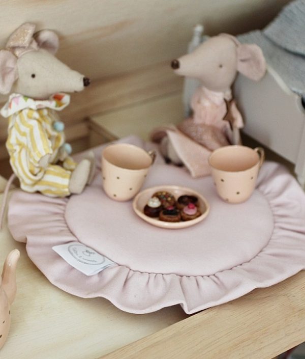 Rosa rund matta med volang till dockhuset, Cotton&Sweets