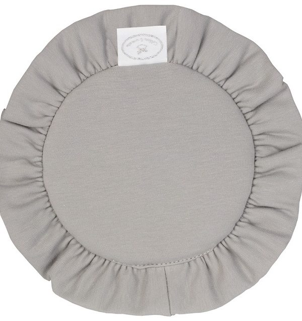 Ljusgrå rund matta med volang till dockhuset, Cotton&Sweets