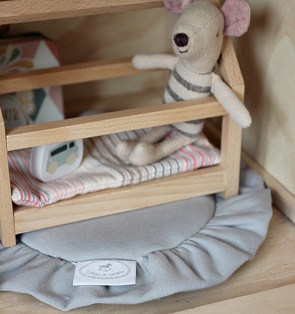 Ljusgrå rund matta med volang till dockhuset, Cotton&Sweets