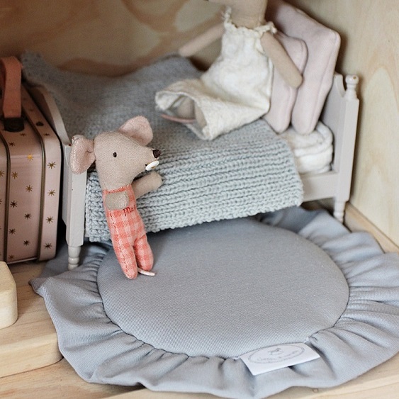 Ljusgrå rund matta med volang till dockhuset, Cotton&Sweets - Bild 4