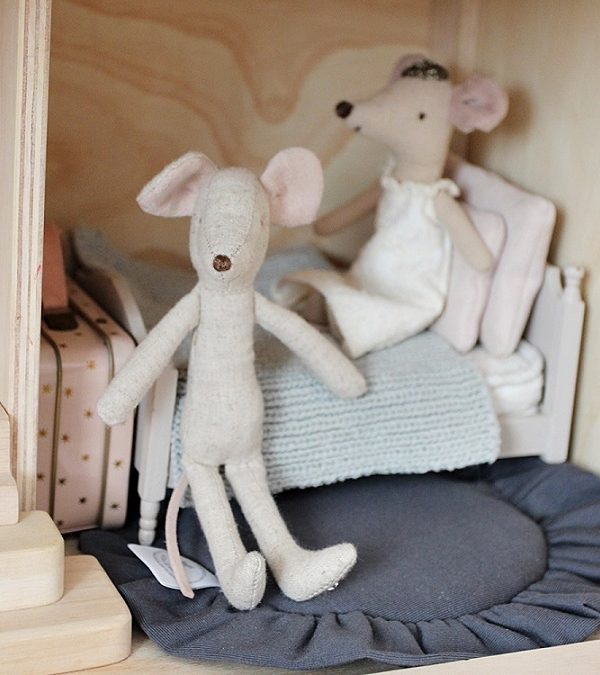 Grafit rund matta med volang till dockhuset, Cotton&Sweets