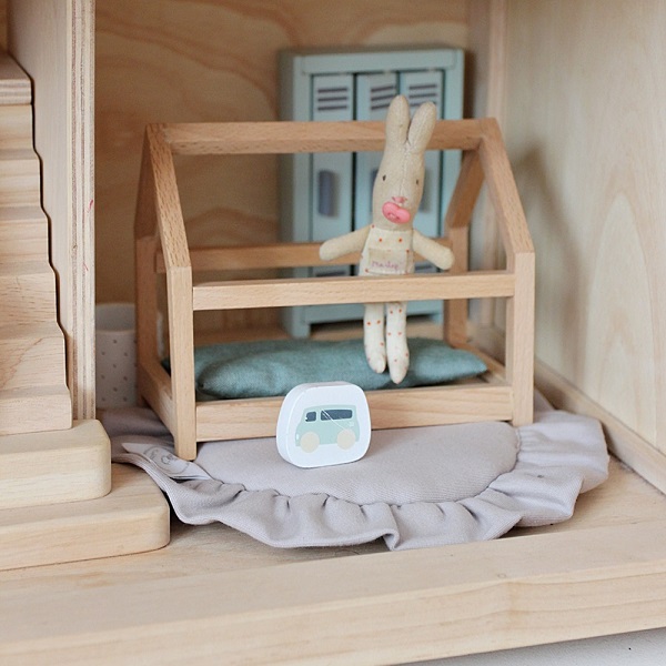 Mörkbeige rund matta med volang till dockhuset, Cotton&Sweets