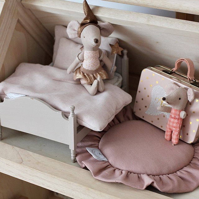 Peach rund matta med volang till dockhuset, Cotton&Sweets - Bild 4