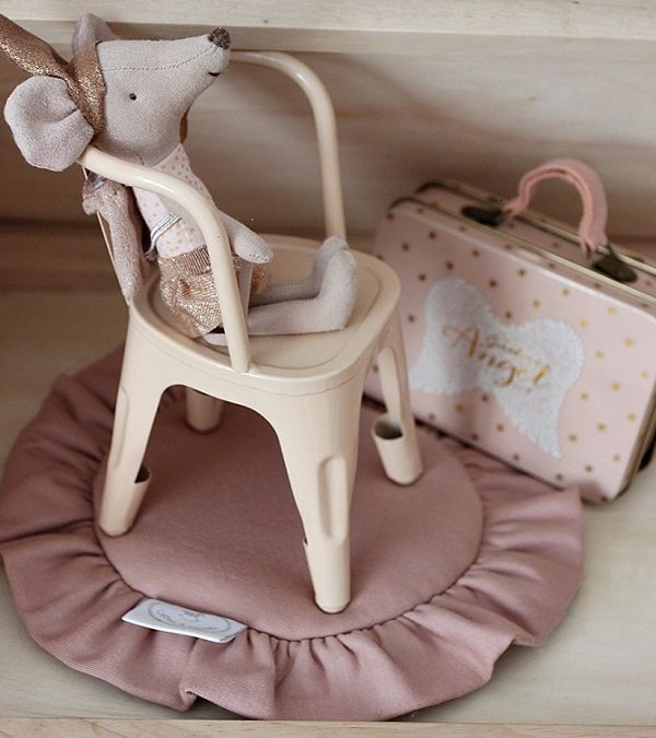 Peach rund matta med volang till dockhuset, Cotton&Sweets