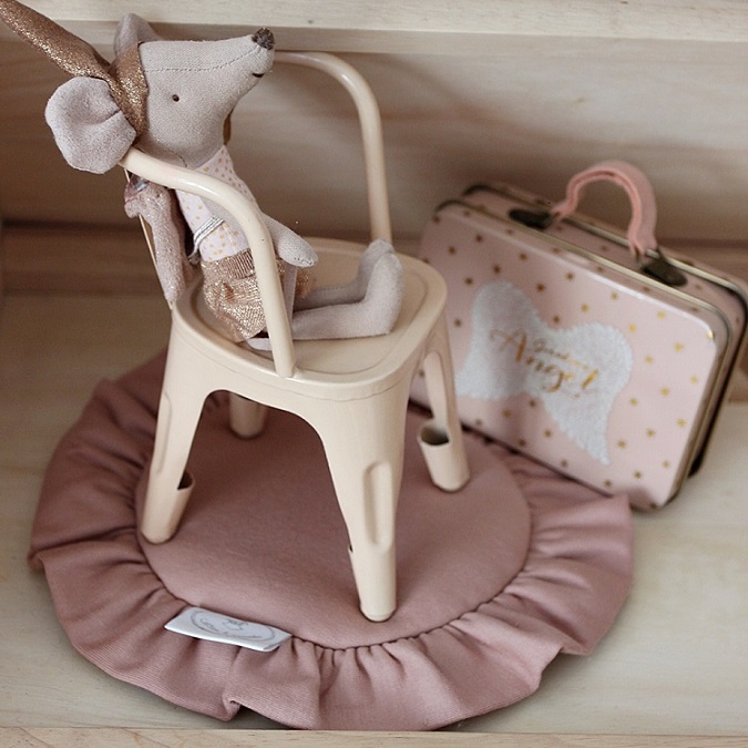 Peach rund matta med volang till dockhuset, Cotton&Sweets - Bild 2