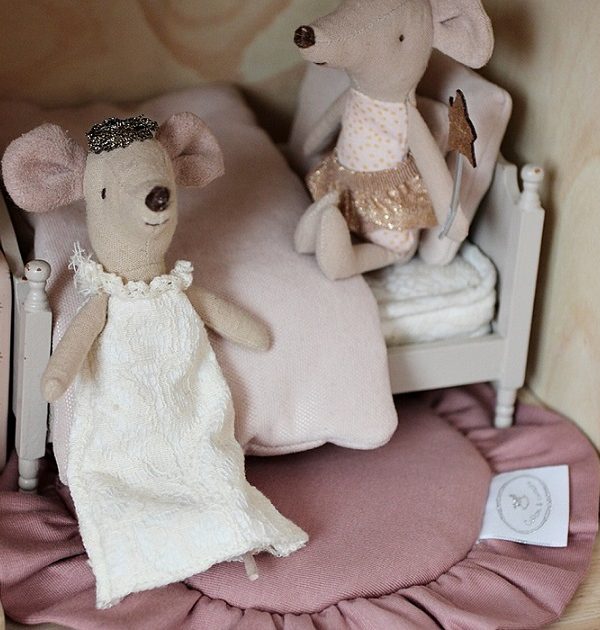 Blush rund matta med volang till dockhuset, Cotton&Sweets