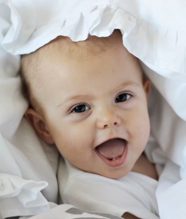 Vit bäddset spjälsäng med kudde och täcke med volang, Cotton and Sweets