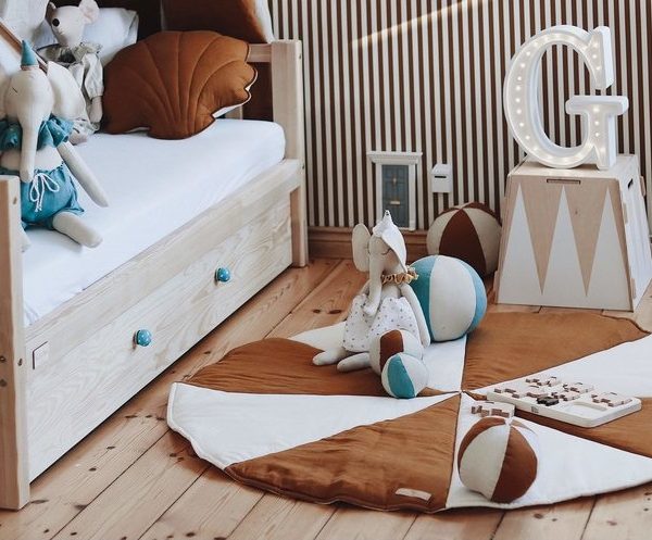 Moi Mili, linne lekmatta cirkus, mustard