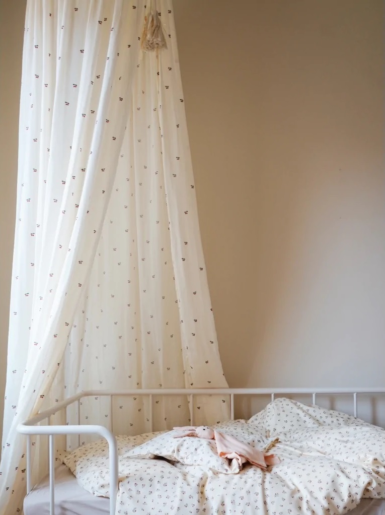 Konges Sløjd, sänghimmel i bomull, Cherry - Bild 2